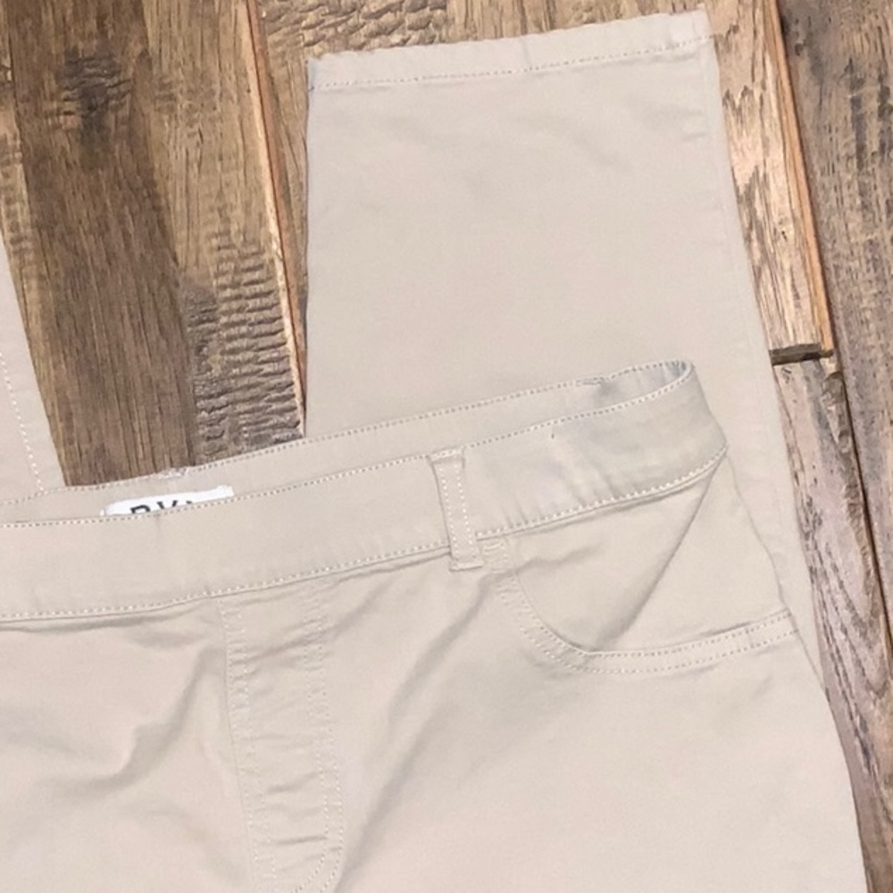 Ladies Orvis elastic waist pull on crop pants.